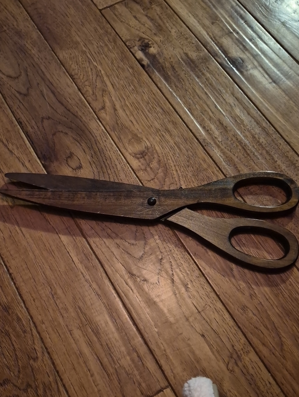 Wood-Finish Decorative Scissors - Brown